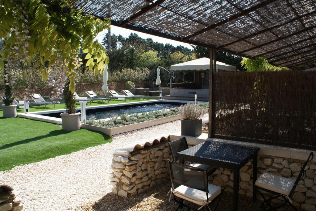 L'Auberge De L'Aubergine Eygalieres (Bouches-du-Rhone) Bagian luar foto